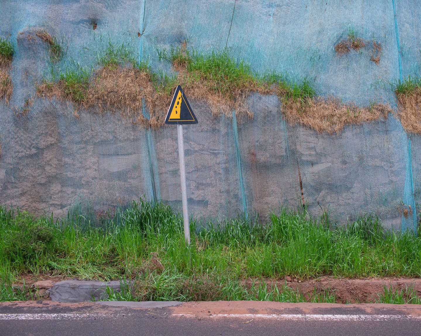 05 防止公路两侧岩石滑落的保护网，《黄河厚土》系列.jpg