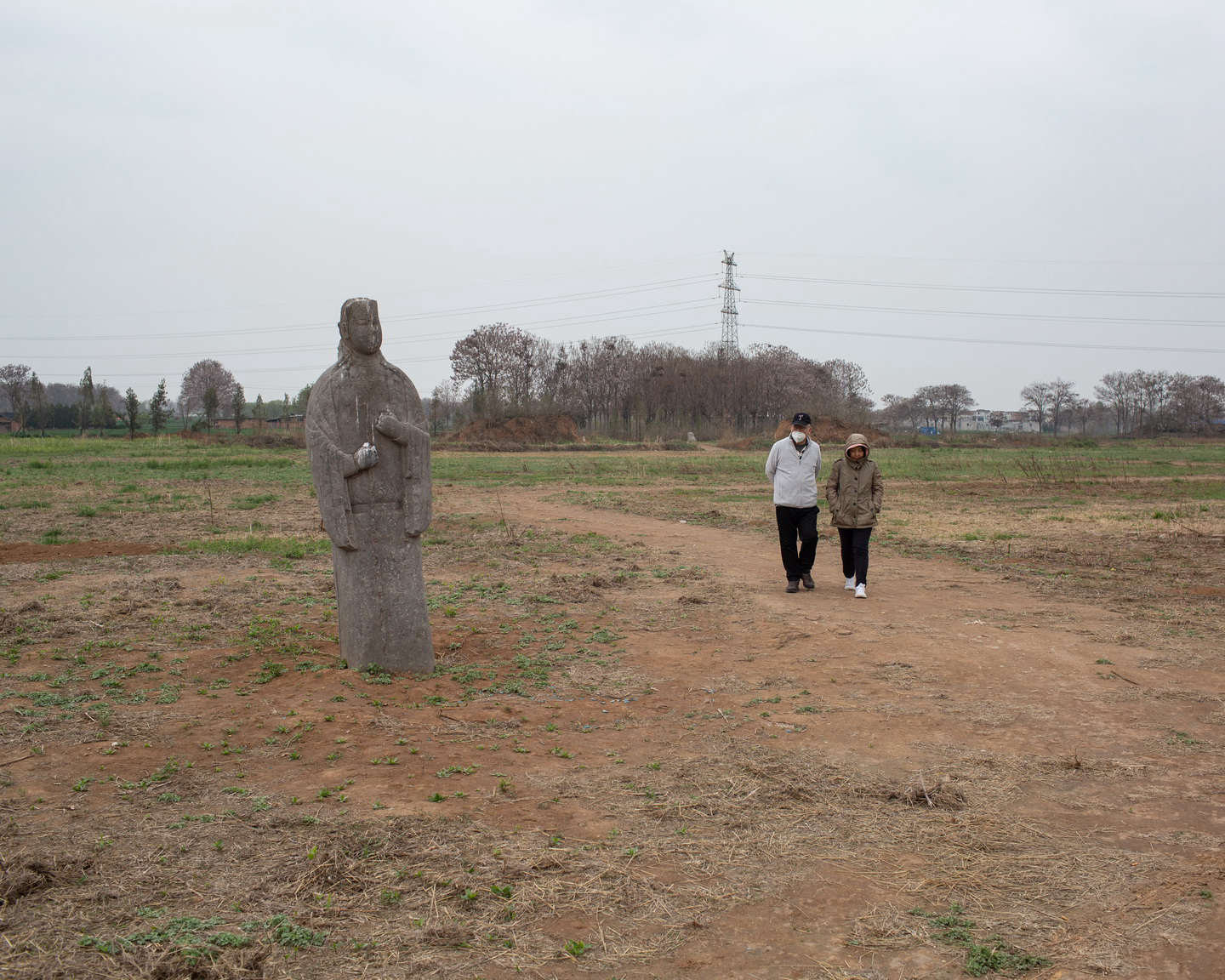 10 散步的游人经过永昌陵石像，《黄河厚土》系列.jpg