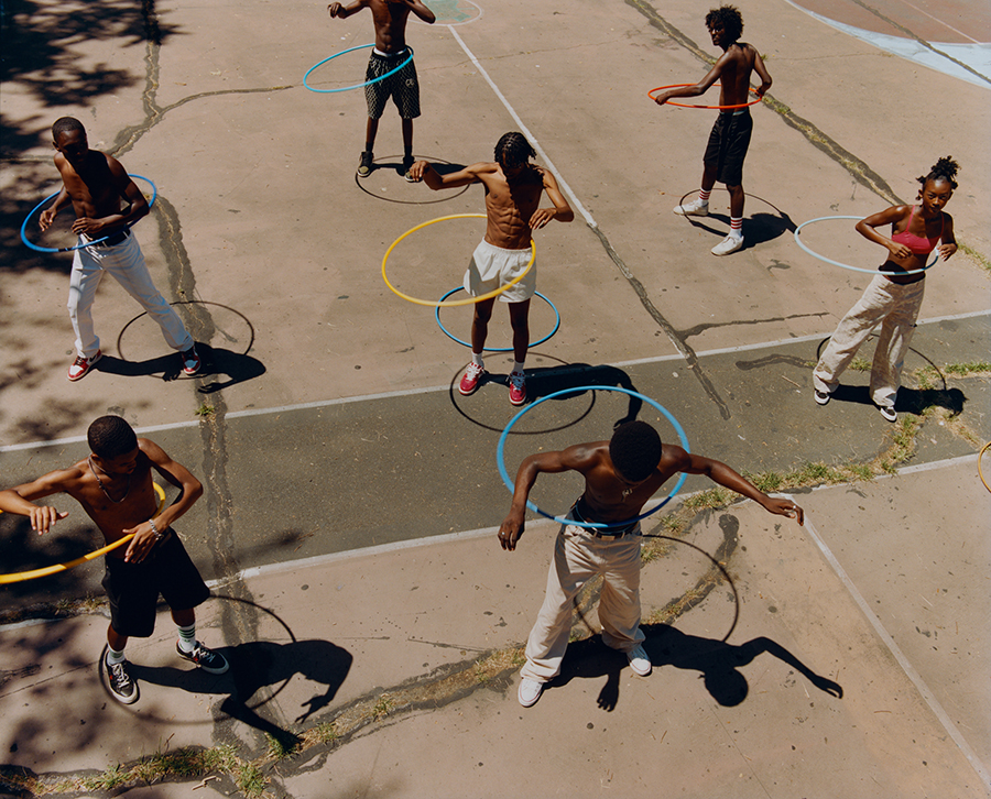 4）泰勒·米切尔，无题（团体呼啦圈舞）， 2019年，©Tyler Mitchell, 由艺术家和纽约Jack Shainman画廊提供.jpg