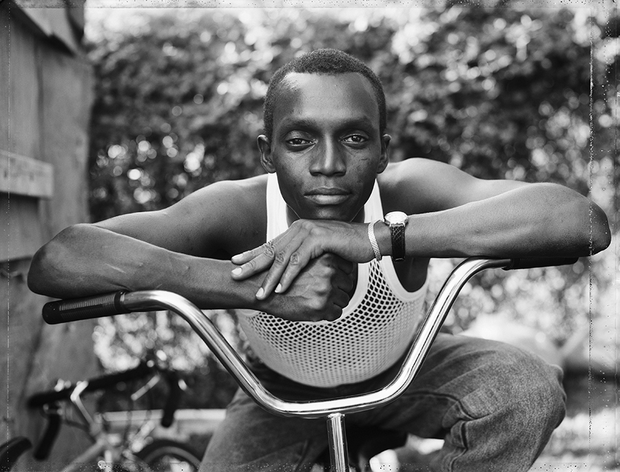 9）达乌德·贝，在自行车上休息的男孩，纽约阿米蒂维尔， 1988年，©Dawoud Bey, 由惠特尼美国艺术博物馆提供.jpg
