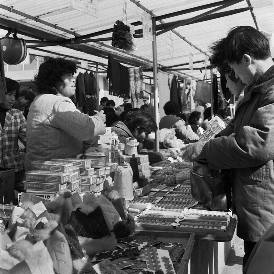 010#外地商贩采购缝纫线拍于1983湖清门小商品市场.jpg