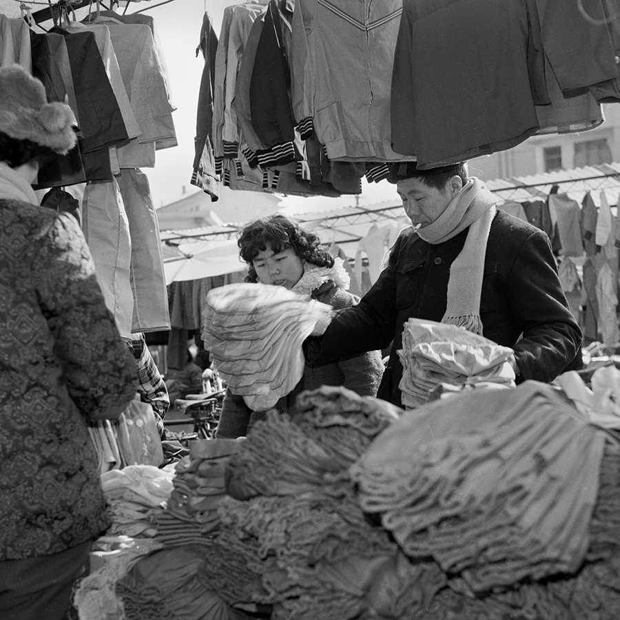 011#外地商贩采购服装 1984年于稠城镇新马路小商品市场服装区.jpg