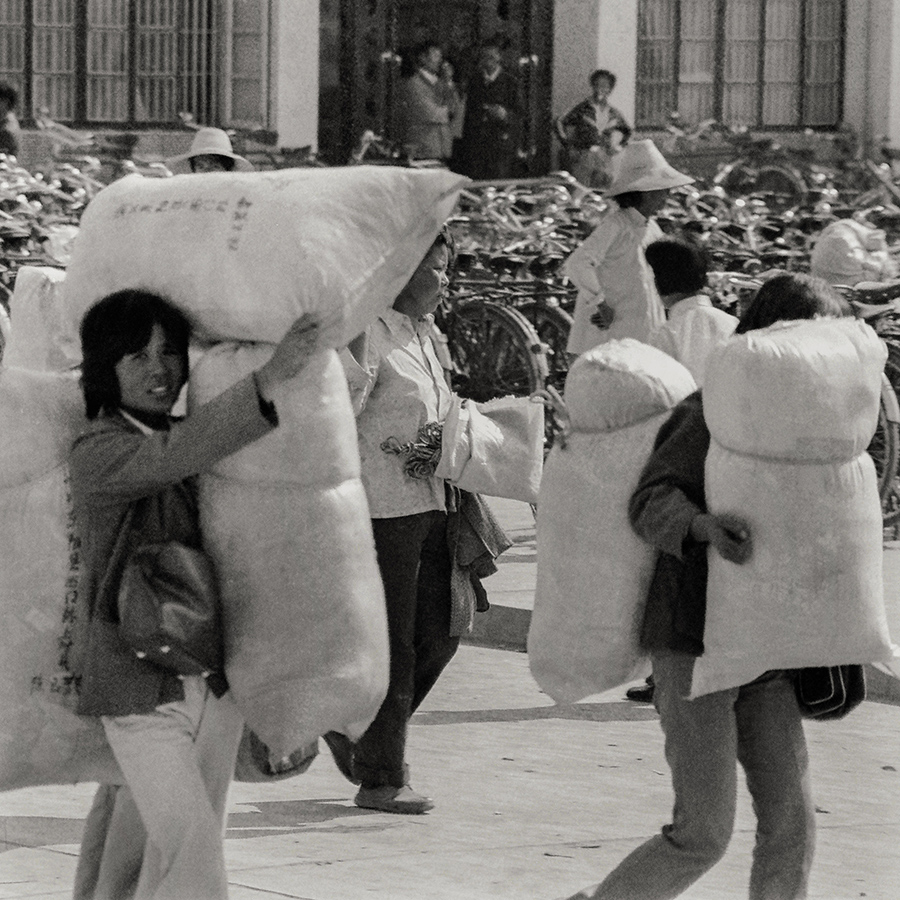 017外地客商来义“背货”贩运1986年 稠城镇城中路.jpg