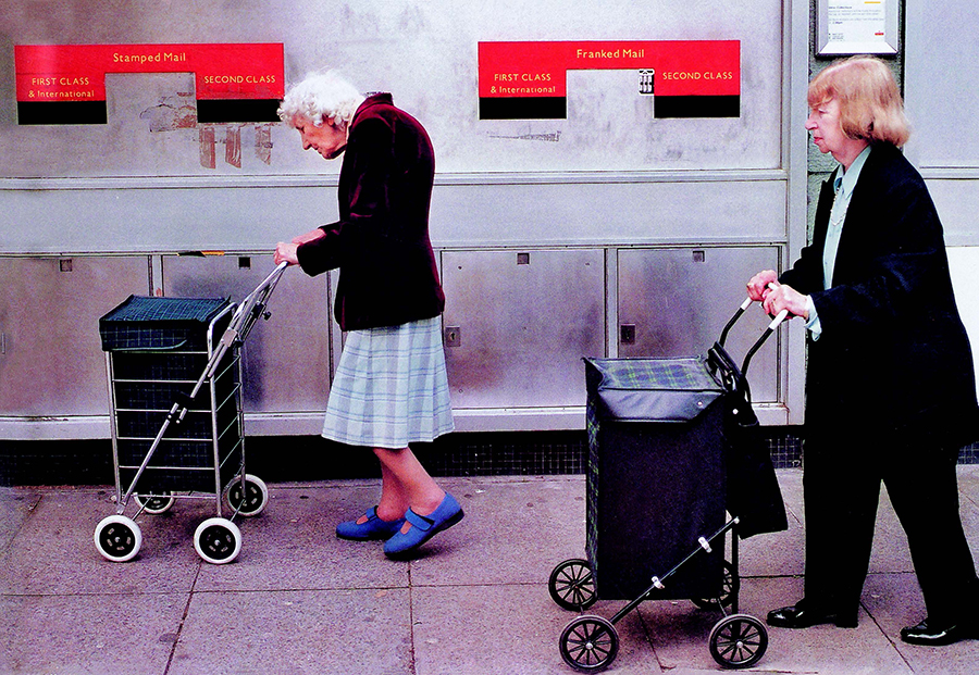 邮局外的老人  伦敦国王车站附近，2003  赵刚 摄.jpg
