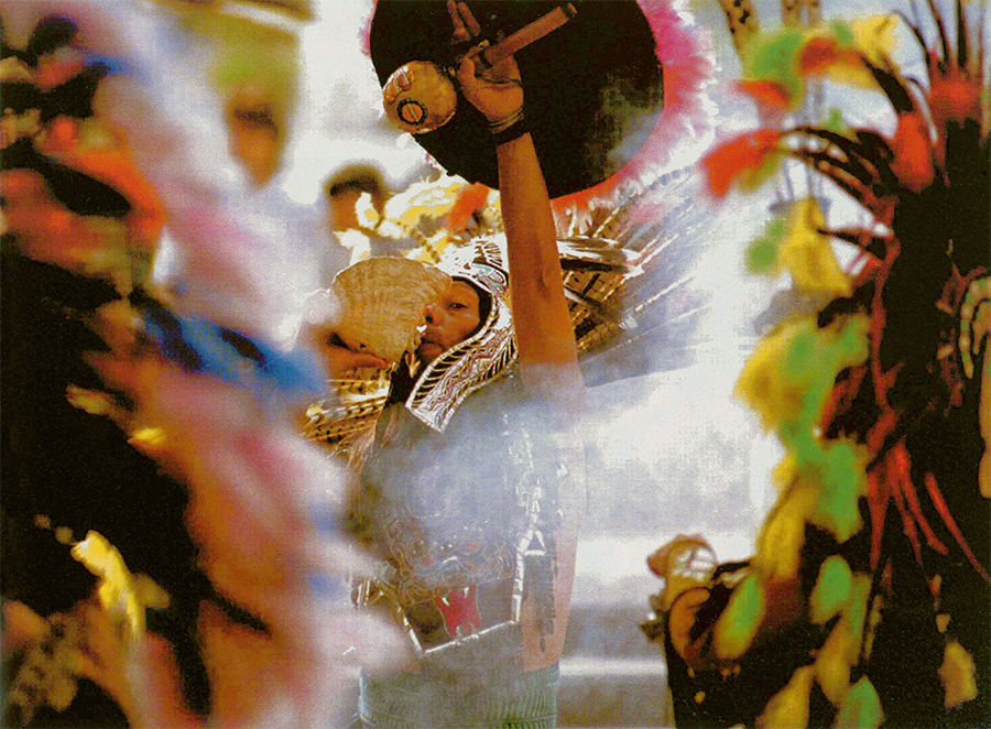 周末街头舞蹈。1999 年1 月30 日，在墨西哥城人类学博物馆，墨土著艺人露天表演印第安传统的祭祀舞蹈。每逢周末，印第安土著艺人就相约来到墨城各名胜古迹，表演传统舞蹈，既增加了收入，又增添了古迹幽幽的文化氛围。图为舞蹈中的古印第安王子在吹螺号。 郜南 摄 1999年11期.jpg