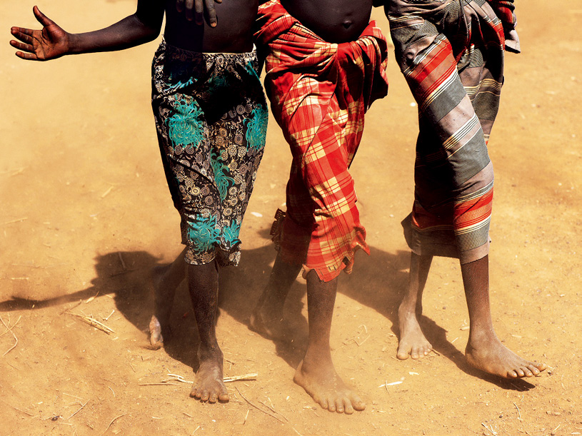 部落少女的欢乐脚步，埃塞俄比亚奥沙河达桑尼部落，2011？？12 王武 2012年12期.jpg
