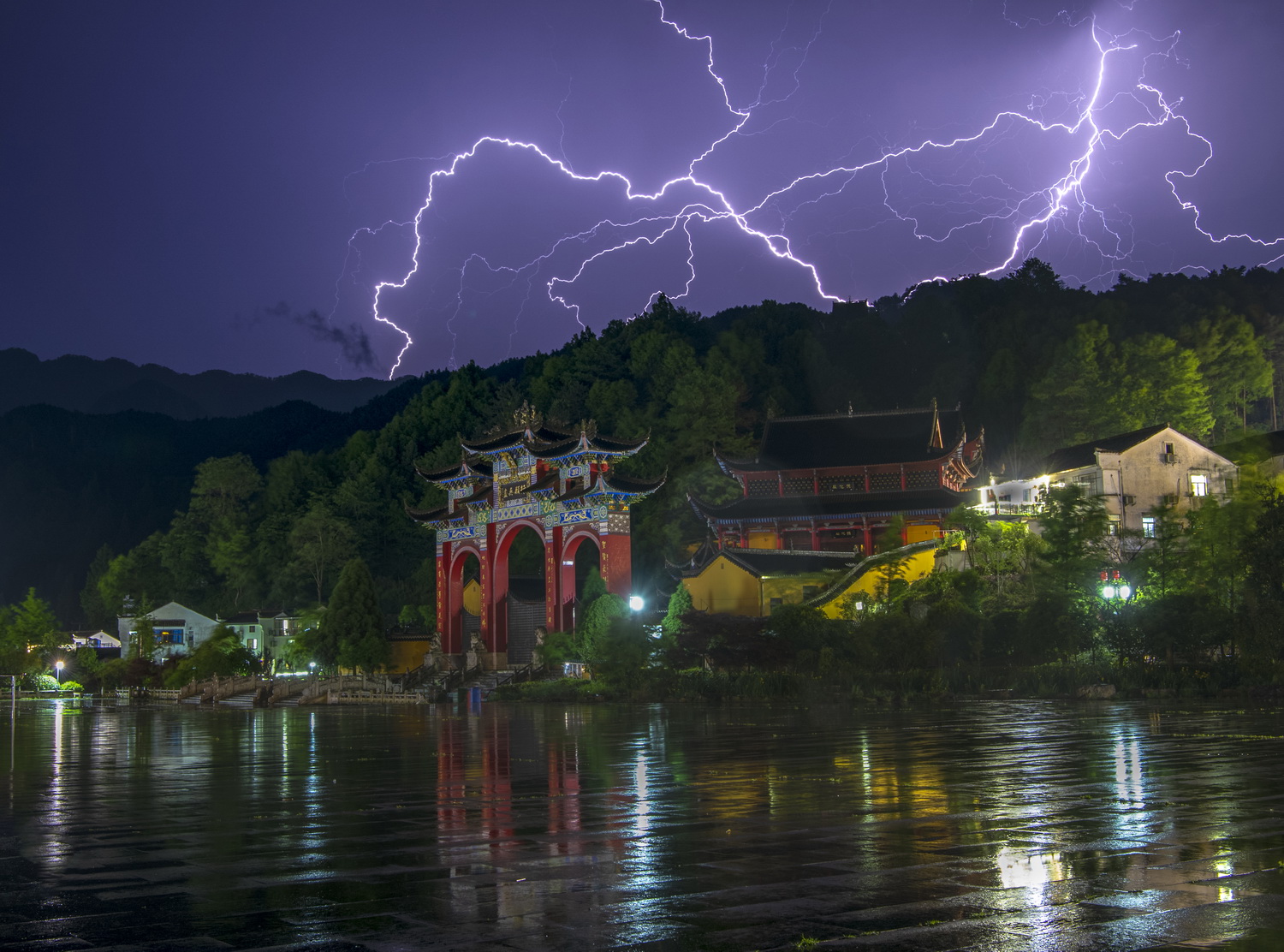 程利明 九华山雨夜.jpg