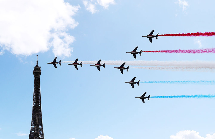 2021年8月8日，东京奥运会闭幕式上举行了会旗交接仪式，巴黎2024奥组委与巴黎市政府在巴黎地标性建筑埃菲尔铁塔前举行庆祝仪式，标志着夏奥会正式进入巴黎时间。这是“法兰西巡逻兵”进行飞行表演。.jpg