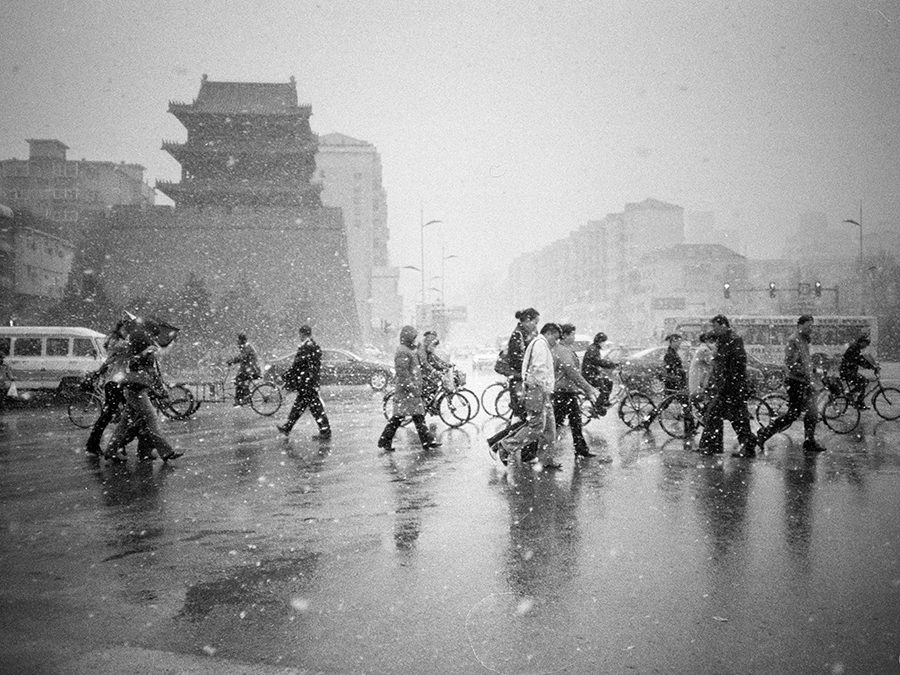 2008年1月《雪中行》辽宁沈阳沈河区，老城墙下雪中行。.JPG