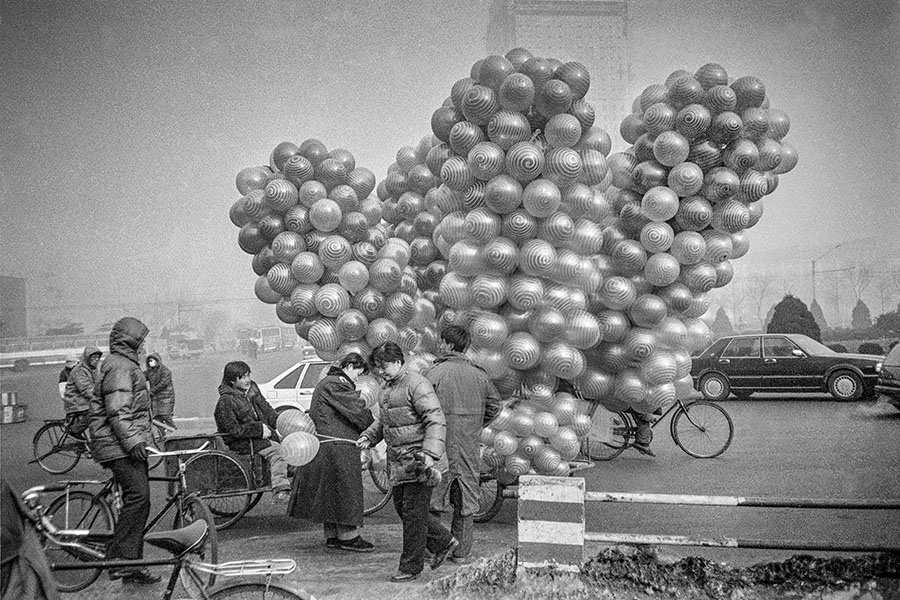 1996年1月，《卖气球》春节前，在市政府广场卖气球的下岗工人。.jpg