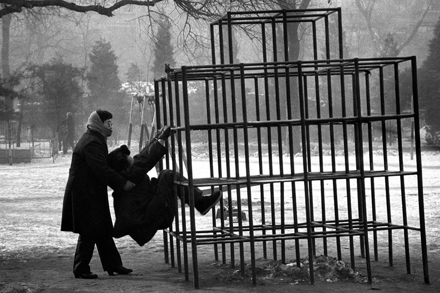1995年12月，《协助锻炼》辽宁省沈阳市八一公园，孝顺的女儿在冬季里陪同父亲锻炼身体。.jpg