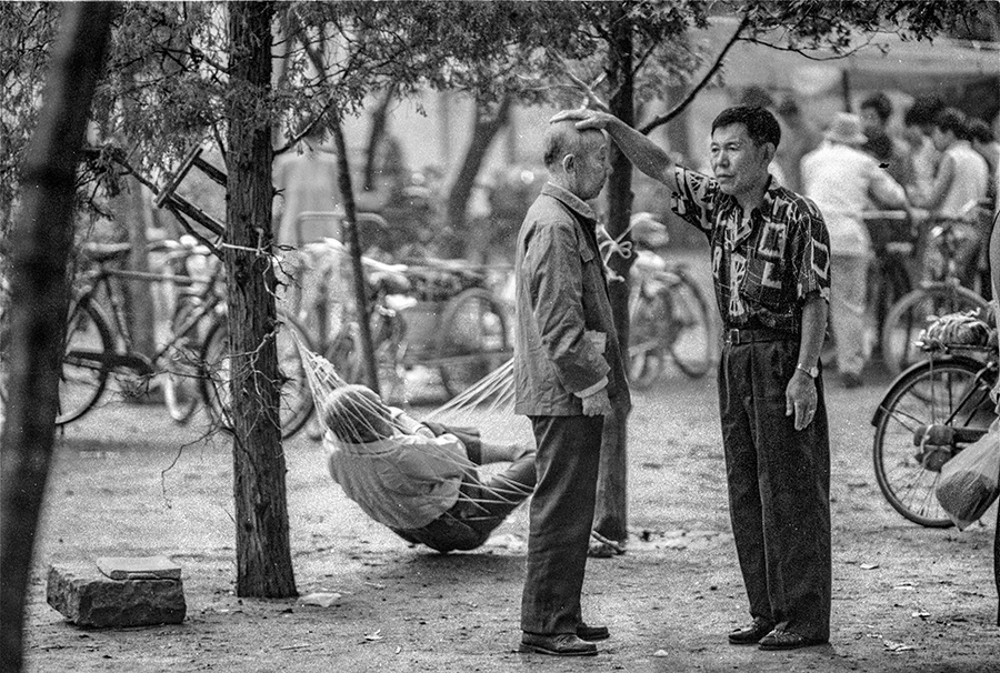 1992年9月，《气功祛病》辽宁省沈阳市和平区，城市公园里，中年人正在用祖传的中医气功为老者治疗疾病。.jpg