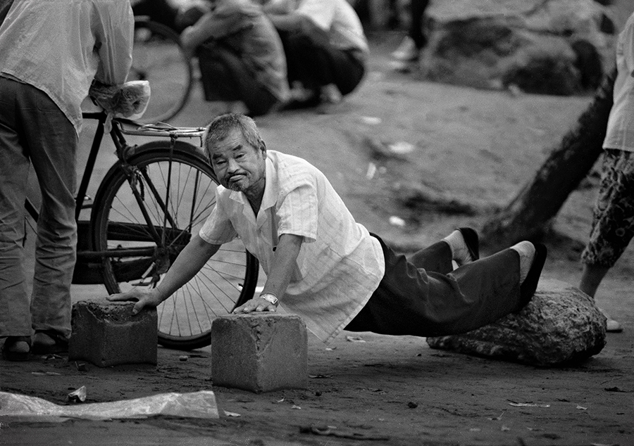 1992年7月，《俯卧撑》辽宁省沈阳市，在简易场地做俯卧撑锻炼身体的老人。.jpg
