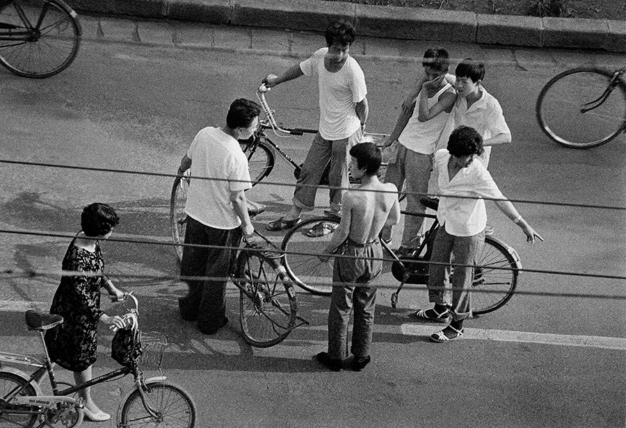 1993年7月，《撞车》辽宁省沈阳市，两位骑自行车的人意外相撞后，相互理论对错，围观的人参与评判。.jpg