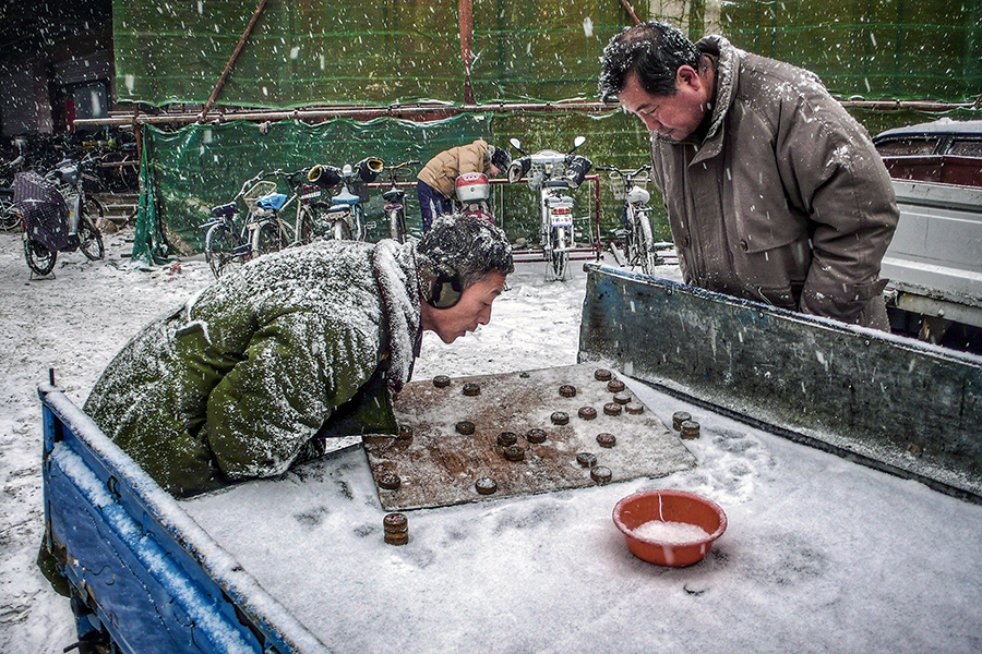 2007年1月，《雪中对弈》辽宁省沈阳市，雪花飞舞中，个体货运司机边下棋边等活。 (3).JPG