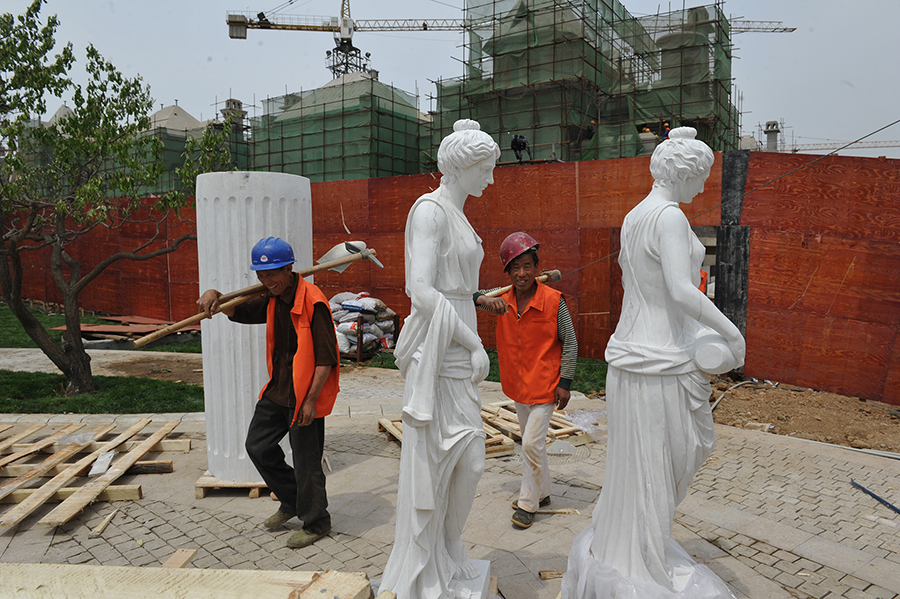 2012年5月《工地女神》辽宁沈阳，国王湖别墅豪宅的建筑工人穿梭在装饰园区的希腊女神塑像中。1.jpg