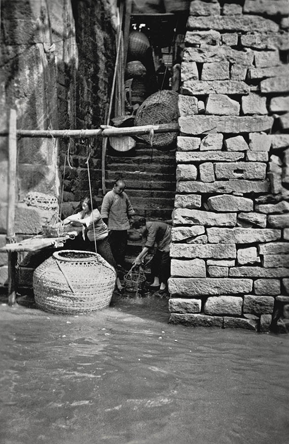 1930年代初苏州运河石阶下存养活鱼的竹笼.jpg