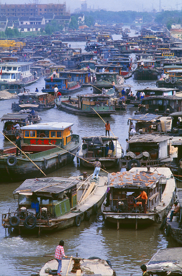 江苏省 苏州市 江南运河中拥挤的货船（1986） .jpg