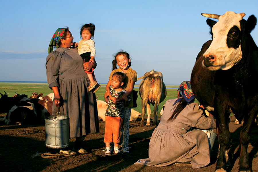 11挤奶时分。母亲们干活，孩子们感受生活。鄂温克族自治旗。2008年.jpg