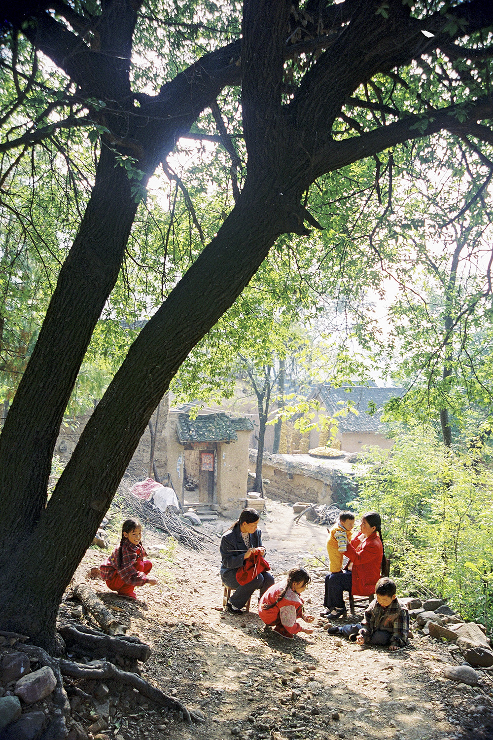 12 村口，河南济源，1997 年　李培献.jpg