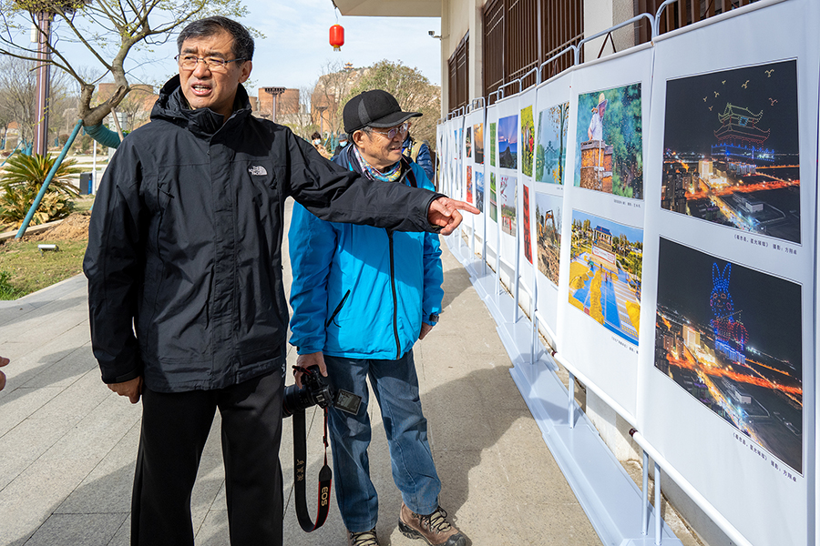 刘鲁豫、候贺良在息县参观影展  002.jpg