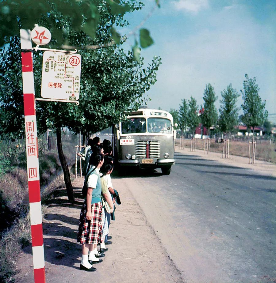 31路公共汽车 北京 1956年 摄影／李曙.jpg