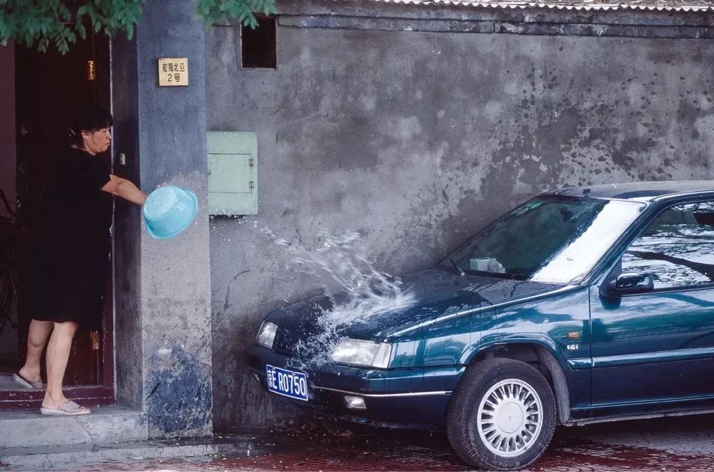 1999年，北京后海胡同里停放的私家车。 上世纪90年代，中国汽车产业相对封闭，可供选择的车型并不丰富，价格也不便宜。严志刚摄影像见证四十年.jpg