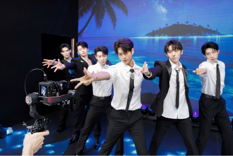 【案例稿】佳能EOS C50 团播首秀惊艳无忧之夜，明星感直播助推流量破百亿1041 拷贝.jpg