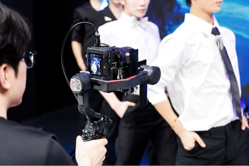 【案例稿】佳能EOS C50 团播首秀惊艳无忧之夜，明星感直播助推流量破百亿1835 拷贝.jpg