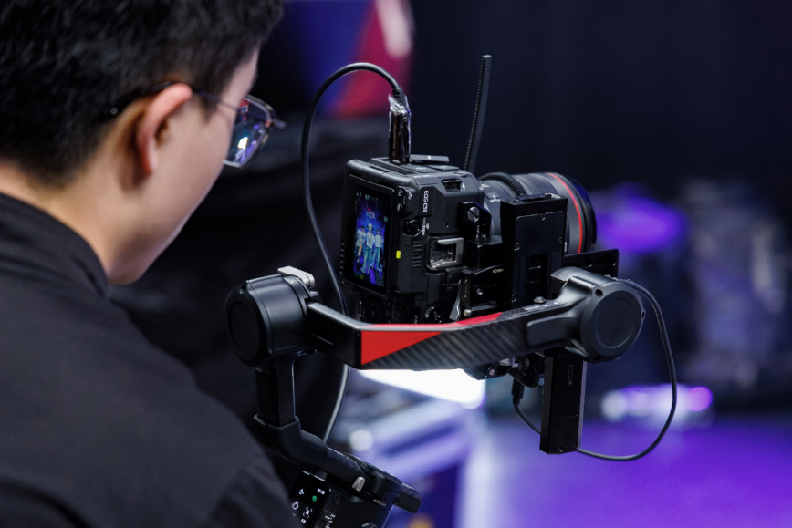 【案例稿】佳能EOS C50 团播首秀惊艳无忧之夜，明星感直播助推流量破百亿2199 拷贝.jpg