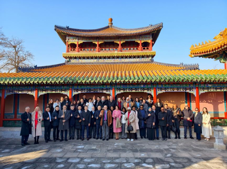 20251210_1765366667398015.jpg 1210更新v2【vivo新闻稿】光影为媒 让中国文化“走出去” 外交官摄影展颁奖仪式圆满收官 中轴线移动影像展开幕273 拷贝.jpg